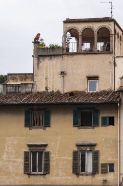Floransa, İtalya. Anıtlar ve sanat eserleri bakımından zengin Unesco miras sitesi. Rönesans şehri Medici hanedanına aittir ve Brunelleschi, Michelangelo, Giotto, Leonardo da Vinci, Botticelli ve daha pek çok sanat eserinin eserleri bulunmaktadır.
