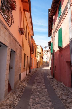 Dozza Italya: Eski Kale Kapısı Detayları. Emilia Romagna bölgesi, duvar resimleri ve kalesi ile ünlüdür. Eski köyün ayrıntıları..