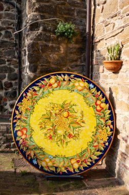 Deruta, İtalya 'nın Umbria şehrinde el yapımı ve boyalı seramikleriyle ünlü bir şehir. Vazolar, amforalar, tabaklar, antik majolika mobilyalar, dünyanın dört bir yanındaki ünlü şehirde ve Assisi 'ye yakın..