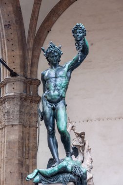 Floransa, Unesco Mirası ve İtalyan Rönesansı 'nın evi, dünyanın her yerinde ünlü anıtlar ve sanat eserleriyle dolu. Rönesans şehri Medici hanedanına aittir. Perseus ve Medusa 'nın başı Palazzo Vecchio' da..