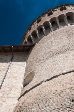 Dozza İtalya: Eski köyün ayrıntıları. Emilia Romagna bölgesindeki şehir duvar resimleri ve kalesiyle ünlüdür.