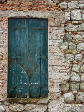 Kırsal bir evin ahşap panelleri ve demir parçaları olan antik kapı, İtalya..
