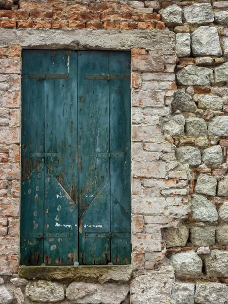 Puerta Antigua Con Paneles Madera Una Casa Rural Con Piezas —  Fotos de Stock