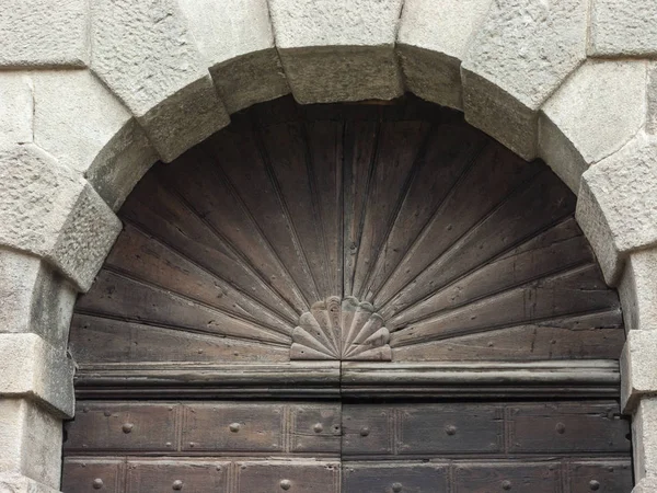 Antike Tür Mit Holzdielen Eines Bauernhauses Mit Eisernen Befestigungsteilen Italien — Stockfoto