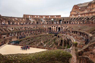 Roma İtalya. Kolezyum 'un içi, Roma İmparatorluğu' ndaki gladyatörlerle yaptığı gösterilerle ünlüdür. Seyirci tribünlerine ve yeraltı odalarına bakıyorum. Aslanlar ve kaplanlar oradan çıkmış..
