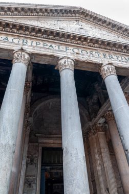 Roma İtalya. Roma İmparatorluğu 'nun görkemli bir tapınağı olan Pantheon cephesinin ayrıntıları. Latince yazıt, inşaatçı Marco Agrippa 'yı hatırlıyor. Lucio' nun oğlu.