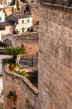 Matera, ünlü taşların üzerine inşa edilmiş, eski çağlardan kalma evleri elde etmek için kayalar oyulmuş bir şehir. Taşlar üzerine inşa edilmiş evlerin ayrıntıları.