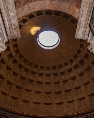Roma İtalya. Pantheon 'un içi, 9 metrelik bronz çerçeveli gözüyle kubbeyi gören tek doğal ışık kaynağı ve tüm zamanların binalarının mucizelerinden biri..
