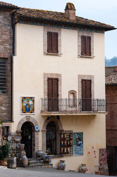 Deruta, een stad in Umbrië beroemd om zijn artistieke handgemaakte en geschilderde keramiek, Italië. — Stockfoto