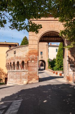 Dozza İtalya: Eski köyün ayrıntıları. Emilia Romagna bölgesindeki şehir duvar resimleri ve kalesiyle ünlüdür.
