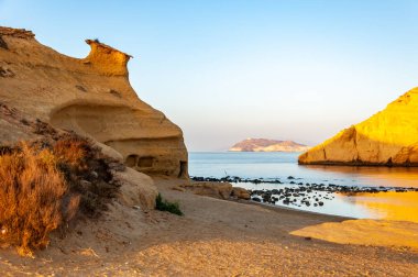 Akdeniz kıyısındaki Akdeniz kıyısındaki dört koyun koruma altındaki Aguilas, İspanya 'da bir turizm merkezi olan 
