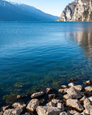Idro Gölü 'ndeki Anfo, turist ve balıkçı limanı olan güzel bir kasaba, göl kenarında tatil için bir yer, Alpler' in eteklerinde bozulmamış doğaya batmış bir yer..