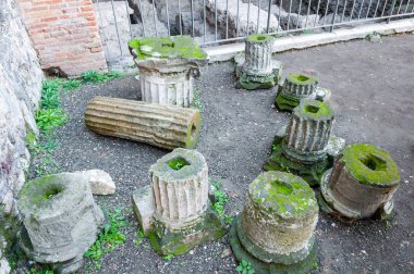Pompeii, dünyanın en iyi korunmuş arkeolojik alanı, İtalya. Sütunların kalıntıları.