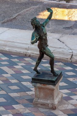 Pompeii, dünyanın en iyi korunmuş arkeolojik alanı, İtalya. Dans eden Faun Heykeli.