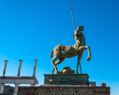 Pompeii, dünyanın en iyi korunmuş arkeolojik alanı, İtalya. Forumun meydanındaki Centaur Heykeli.