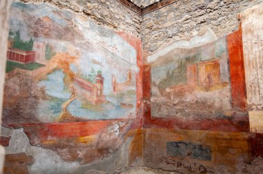Pompeii, dünyanın en iyi korunmuş arkeolojik alanı, İtalya. Küçük Çeşme Evi 'nin içi, duvarda freskler..
