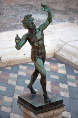 Pompeii, dünyanın en iyi korunmuş arkeolojik alanı, İtalya. Dans eden Faun Heykeli.