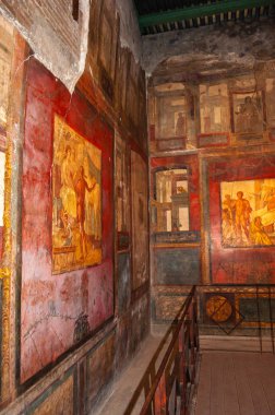 Pompeii, dünyanın en iyi korunmuş arkeolojik alanı, İtalya. Evdeki duvarda freskler var..