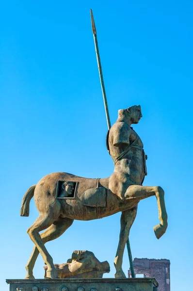 Pompeii, dünyanın en iyi korunmuş arkeolojik alanı, İtalya. Forumun meydanındaki Centaur Heykeli.