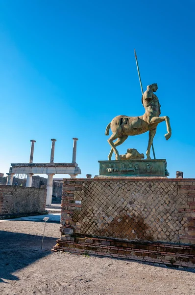 Pompeii, dünyanın en iyi korunmuş arkeolojik alanı, İtalya. Forumun meydanındaki Centaur Heykeli.