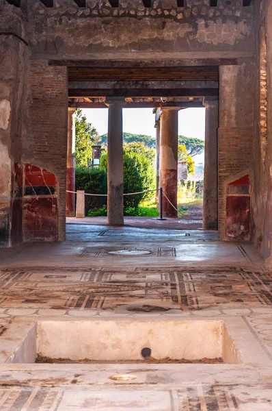 庞培是世界上保存得最好的考古遗址 意大利 有花园的家庭内部 免版税图库图片
