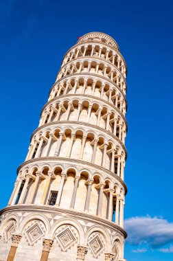 Piazza dei Miracoli 'deki Eğik Pisa Kulesi. Dünyaca ünlü Unesco sitesi, güzel Toskana 'da yer alıyor..
