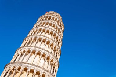 Piazza dei Miracoli 'deki Eğik Pisa Kulesi. Dünyaca ünlü Unesco sitesi, güzel Toskana 'da yer alıyor..
