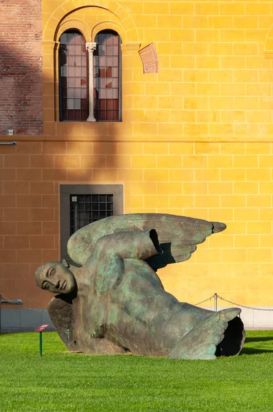 Angel, Pisa 'da mucizeler meydanına düştü. Dünyaca ünlü Unesco sitesi, güzel Toskana 'da yer alıyor..