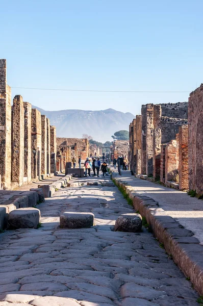 Pompei, Roma İmparatorluğu 'nun evleri, meydanları ve tarihi kalıntılarıyla dünyanın en iyi korunmuş arkeolojik alanı. Yayaların geçişi için görünen yükseltilmiş taşları olan tipik bir cadde.