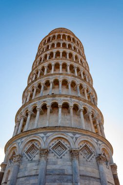 Piazza dei Miracoli 'deki Eğik Pisa Kulesi. Dünyaca ünlü Unesco sitesi, güzel Toskana 'da yer alıyor..