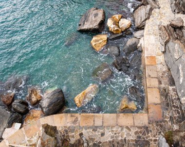 Vernazza, İtalya 'daki Beş Diyar' ın görkemli denizi. Muhteşem bir sahil kenarı ve balıkçı köyü, bozulmamış doğaya batmış deniz kenarı tatilleri için popüler bir turizm beldesi..