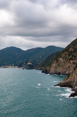 Vernazza, İtalya 'daki Beş Diyar' ın görkemli denizi. Muhteşem bir sahil kenarı ve balıkçı köyü, bozulmamış doğaya batmış deniz kenarı tatilleri için popüler bir turizm beldesi..