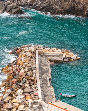 Vernazza, İtalya 'daki Beş Diyar' ın görkemli denizi. Muhteşem bir sahil kenarı ve balıkçı köyü, bozulmamış doğaya batmış deniz kenarı tatilleri için popüler bir turizm beldesi..