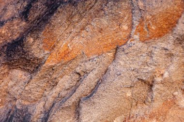 El yapımı kayadan oyulmuş, zamanla aşınmış ve tüketilmiş antik bir İtalyan evinin tipik duvar taşının ayrıntıları..
