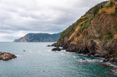 Vernazza, İtalya 'daki Beş Diyar' ın görkemli denizi. Muhteşem bir sahil kenarı ve balıkçı köyü, bozulmamış doğaya batmış deniz kenarı tatilleri için popüler bir turizm beldesi..