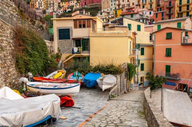 Manarola, Beş Diyar, İtalya. Muhteşem bir sahil kenarı ve balıkçı köyü, ünlü bir uluslararası turistik tatil beldesi ve bozulmamış doğaya gömülmüş..