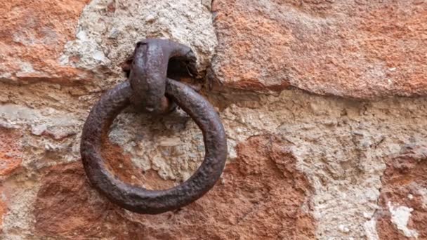 意大利一座古老房屋墙上典型的钩子 上面挂着来自攻击国的生命物体的钩子 — 图库视频影像