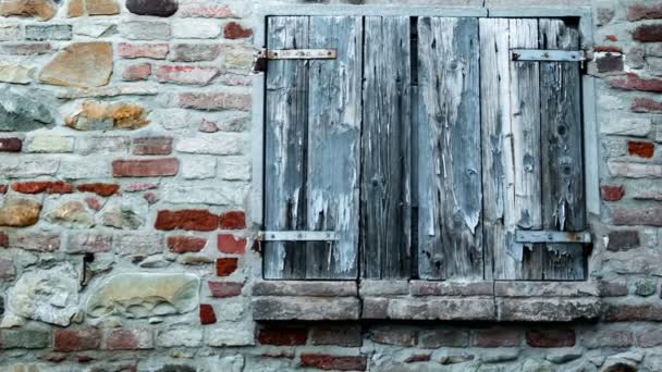 Fensterladen Eines Bauernhauses Mit Ziegelmauer Und Antiken Steinen Beschädigtes Fenster — Stockvideo