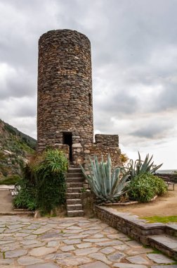 Vernazza, Beş Diyar, İtalya. Muhteşem bir sahil kenarı ve balıkçı köyü, plaj tatilleri için popüler bir uluslararası turizm beldesi ve bozulmamış doğaya batmış durumda. Kale kulesinin manzarası.