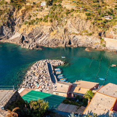 Vernazza, İtalya 'daki Beş Diyar' ın görkemli denizi. Balıkçı köyü marinası ve balıkçılar, bozulmamış doğayla çevrili plaj tatilleri için popüler bir turizm beldesi..