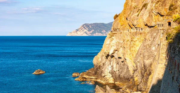 İtalya 'nın Riomaggiore ve Manarola arasındaki Beş Diyar' daki aşk yolu. Uluslararası turistik bir tatil beldesinde, bozulmamış doğaya dalmış muhteşem bir yürüyüş turu..