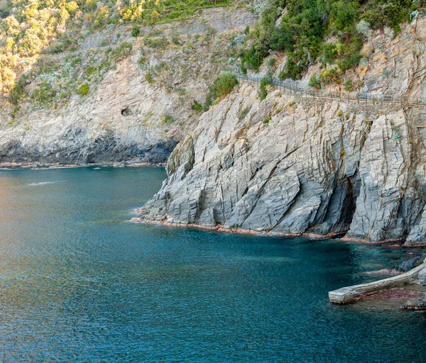 İtalya, Manarola 'daki Beş Diyar' ın görkemli denizi. Muhteşem bir sahil kenarı ve balıkçı köyü, bozulmamış doğaya batmış deniz kenarı tatilleri için popüler bir turizm beldesi..