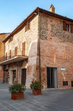 Deruta, Umbria, İtalya 'da. Sanat seramikleriyle ve el boyamasıyla ünlüdür. Vazolar, amforalar, tabaklar, eski majolika mobilyalar, Assisi yakınlarında güzel bir köy..