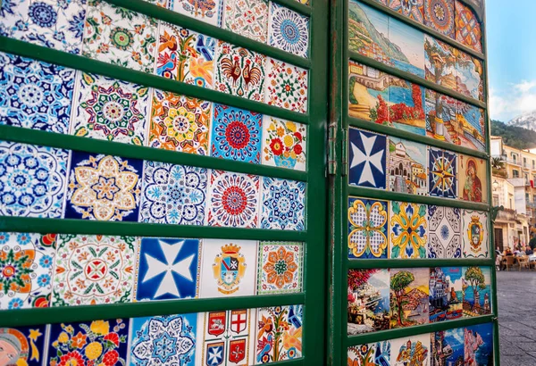 Amalfi, Napoli Körfezi 'nin arkasında, Positano, Sorrento ve Pompeii' ye yakın, eşanlamlı Amalfi Sahili 'nin bir köy ve sahil beldesi. Sanatsal seramiklerin ayrıntıları.