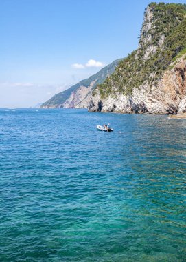 Portovenere, İtalya. Güzel bir sahil köyü, ünlü şairler körfezi, deniz tatilleri için popüler bir turizm merkezi olan Byron 'un şiirlerine ilham kaynağı olan ve bozulmamış doğada iz süren. Şairler Körfezi.