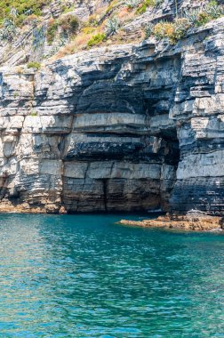 Portovenere, İtalya. Güzel bir sahil köyü, ünlü şairler körfezi, deniz tatilleri için popüler bir turizm merkezi olan Byron 'un şiirlerine ilham kaynağı olan ve bozulmamış doğada iz süren. Şairler Körfezi.