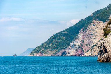 Portovenere, İtalya. Güzel bir sahil köyü, ünlü şairler körfezi, deniz tatilleri için popüler bir turizm merkezi olan Byron 'un şiirlerine ilham kaynağı olan ve bozulmamış doğada iz süren. Şairler Körfezi.
