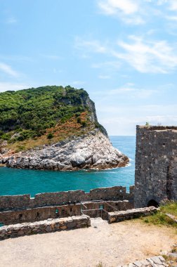 Portovenere, İtalya. Güzel bir sahil köyü, ünlü şairler körfezi, deniz tatilleri için popüler bir turizm merkezi olan Byron 'un şiirlerine ilham kaynağı olan ve bozulmamış doğada iz süren. Aziz Peter Kilisesi ve Palmaria Adası.