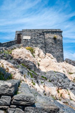 Portovenere, İtalya. Güzel bir sahil köyü, ünlü şairler körfezi, deniz tatilleri için popüler bir turizm merkezi olan Byron 'un şiirlerine ilham kaynağı olan ve bozulmamış doğada iz süren. Şairler Körfezi.