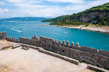Portovenere, İtalya. Güzel bir sahil köyü, ünlü şairler körfezi, deniz tatilleri için popüler bir turizm merkezi olan Byron 'un şiirlerine ilham kaynağı olan ve bozulmamış doğada iz süren. Aziz Peter Kilisesi ve Palmaria Adası.